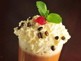 Premiado Barman Carlos Félix cria drinks quentes de inverno no Senzala Bar e Grill